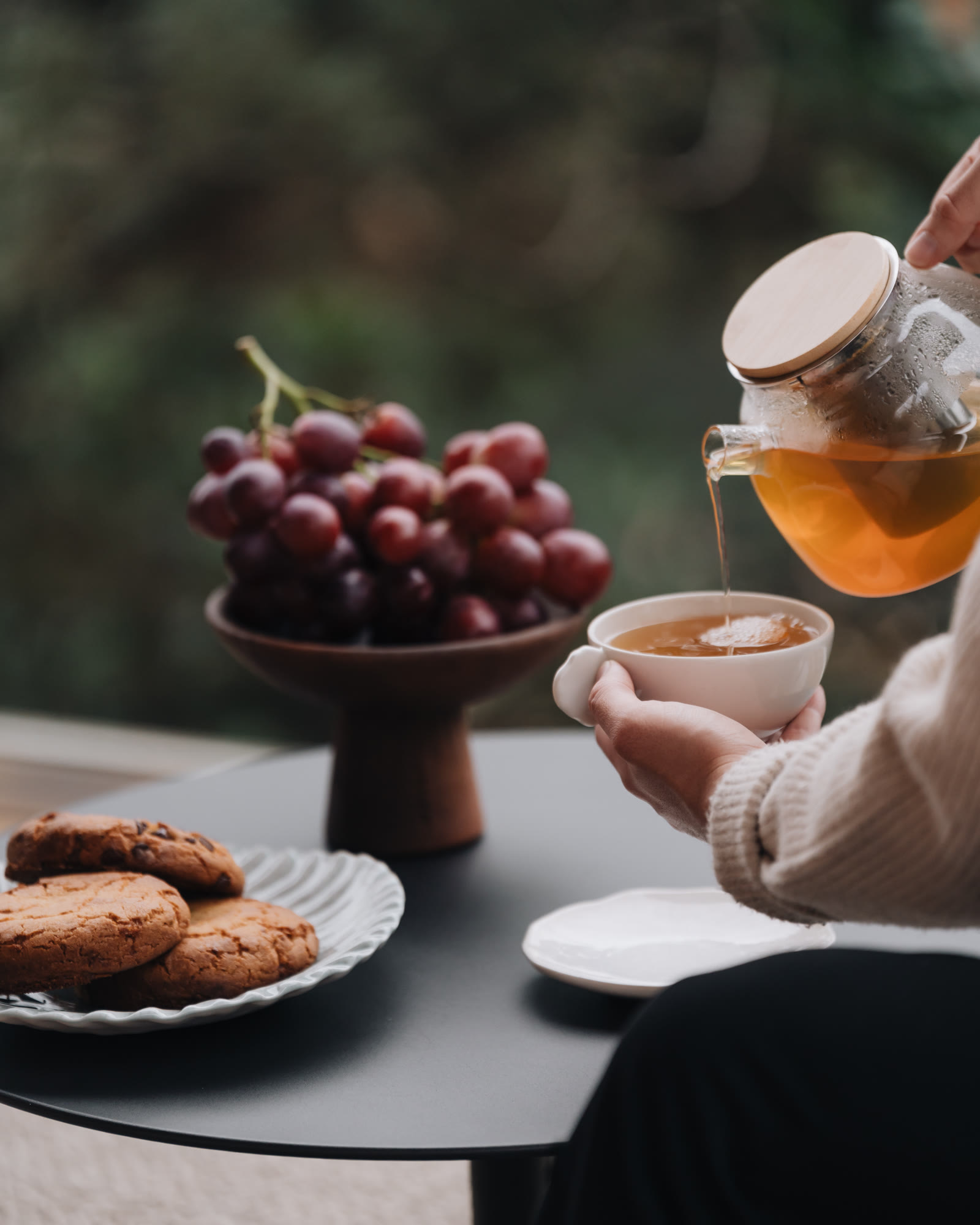 Thé fumant et biscuits sur une table de lodge Souki, lumière d'arrière-saison