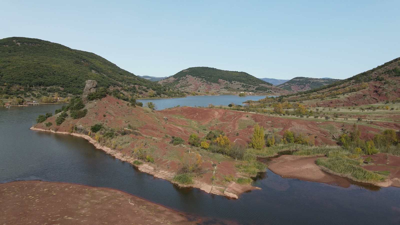 Terres rouges et eau du lac du Salagou dans l'Hérault, vus du ciel