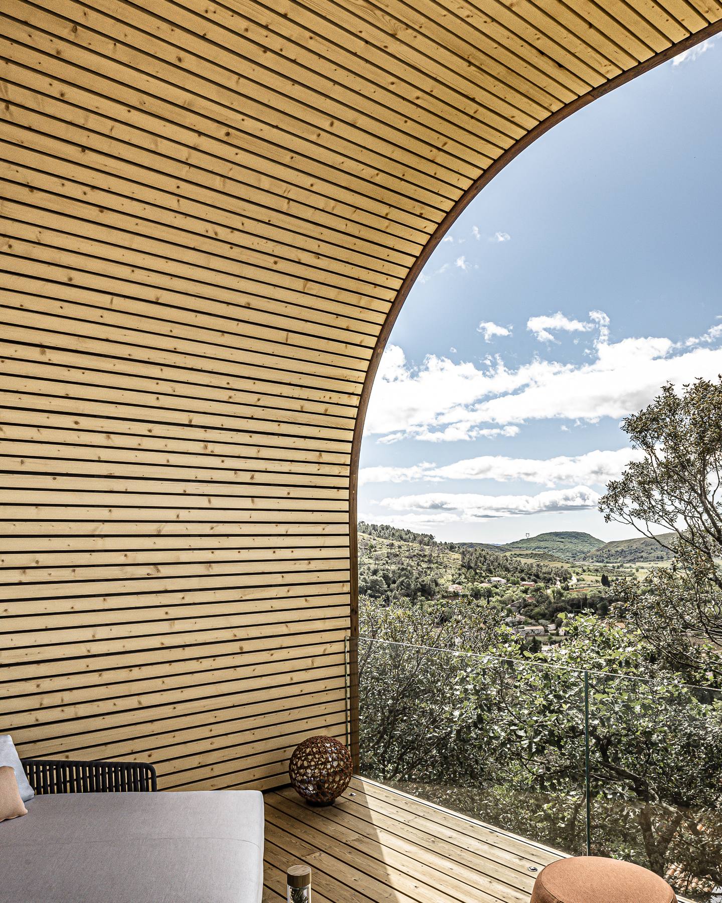 Architectural curve of Les Nuages ​​lodge facing the landscape