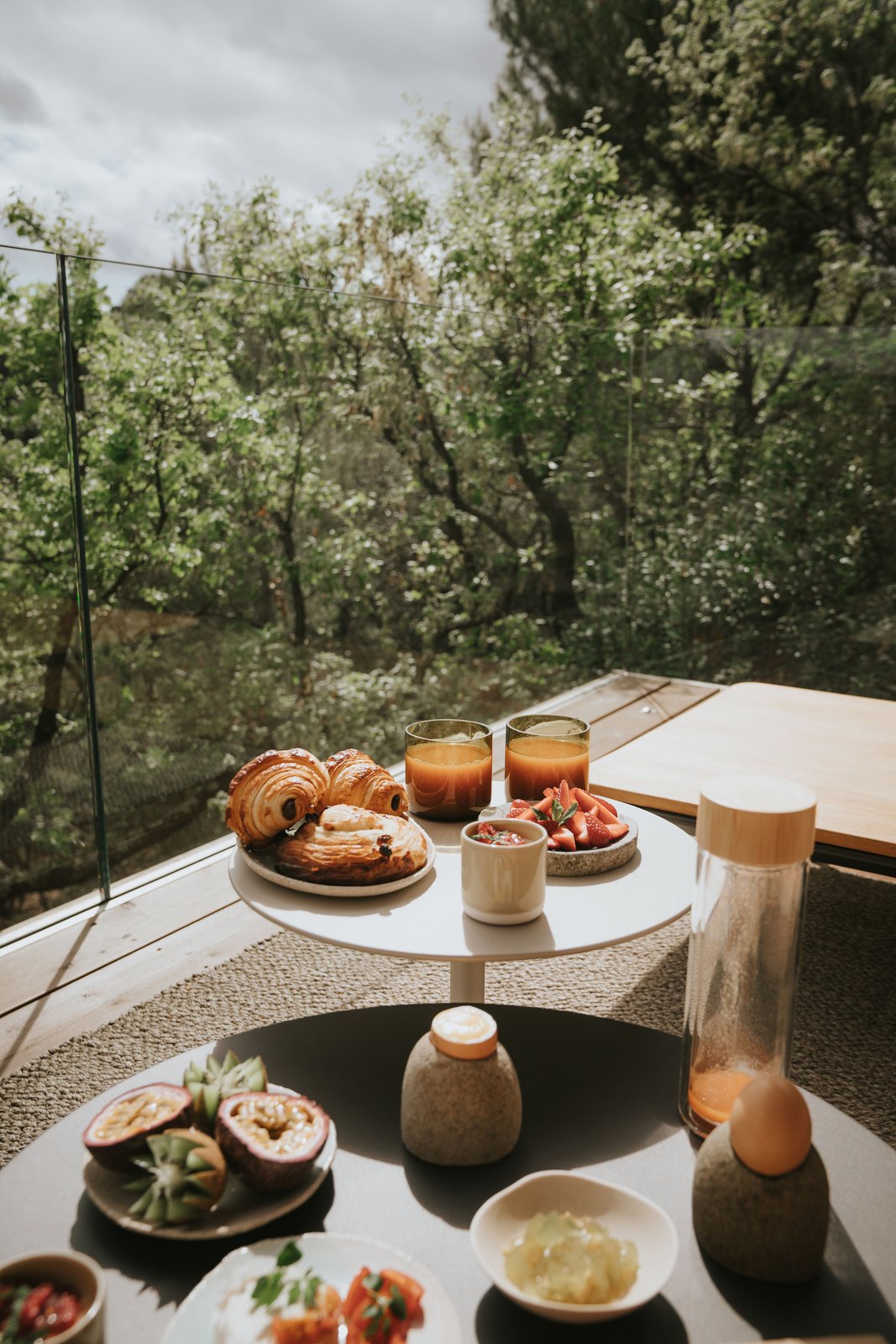 Breakfast served on the terrace facing the scrubland, Souki Lodges & Spa (Hérault)