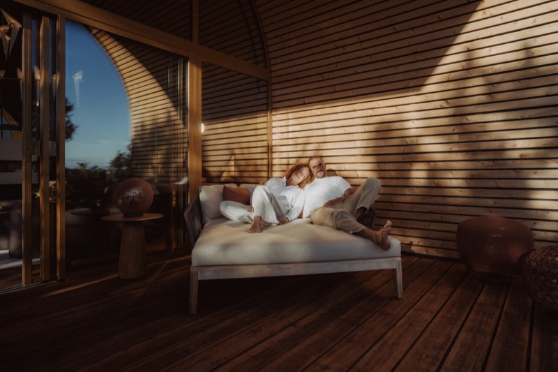 Couple installed on the wooden terrace of a Souki lodge